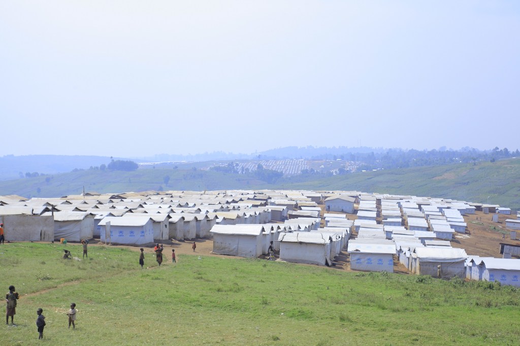 Des enfants jouant à l'extérieur d'un des camps de personnes déplacées en Ituri, en RDC.